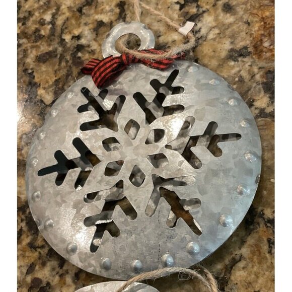 Silver Metal Snowflake Christmas Holiday Ornament NEW Rustic Farm Set‎ Of 4 NEW - Picture 4 of 6